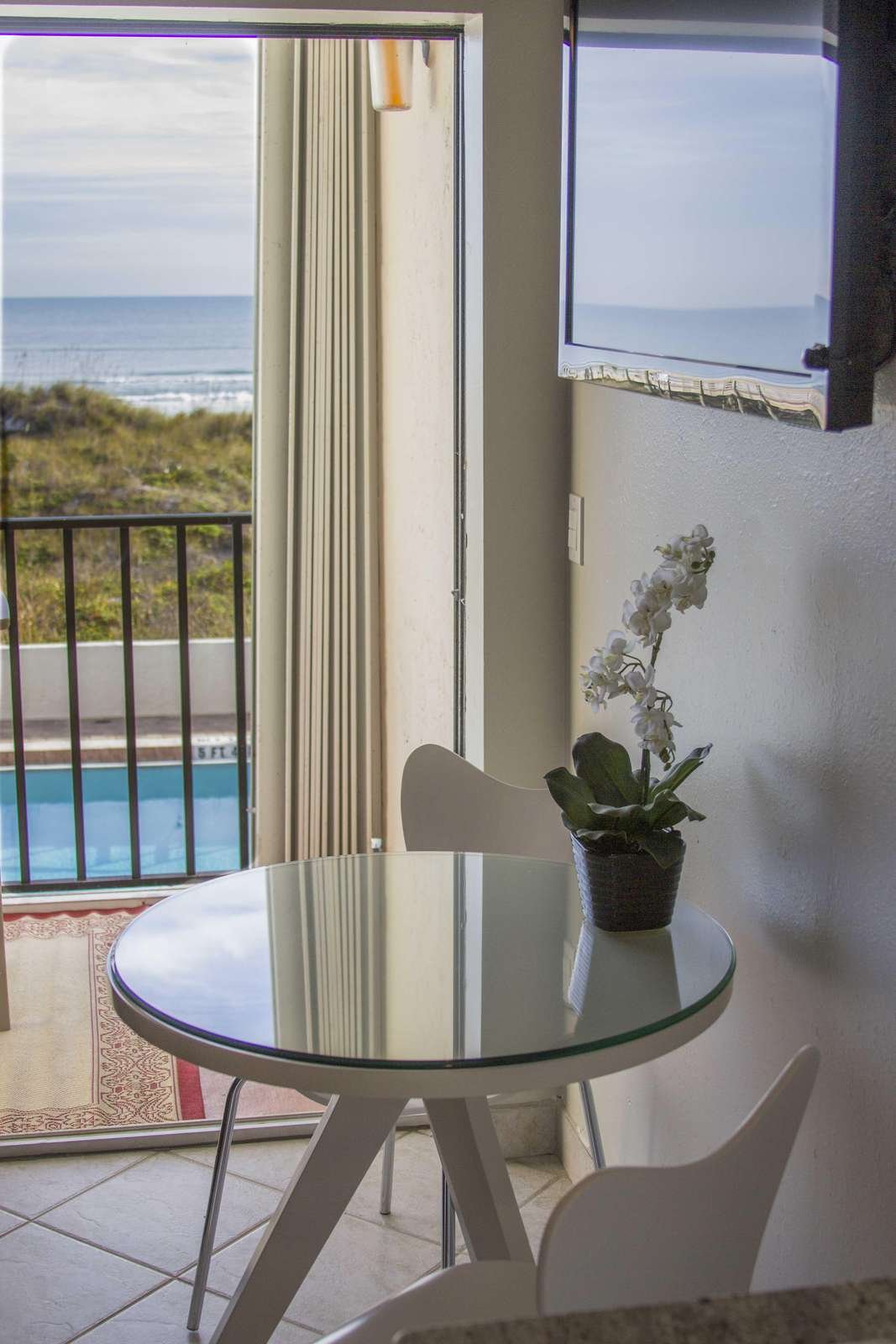 Dining area looking out at pool and ocean