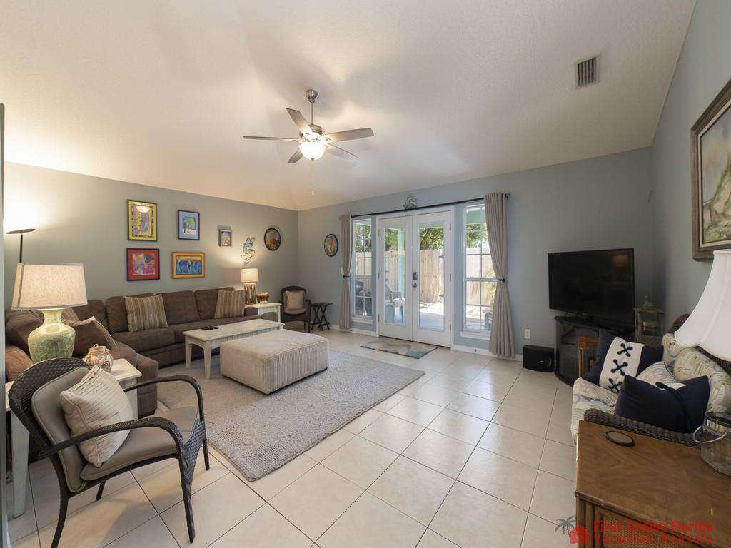 Magnolia Beach House - Living Room