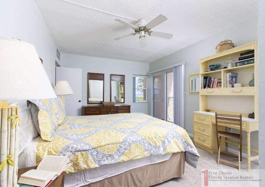 Creston House 11E Bed and Desk