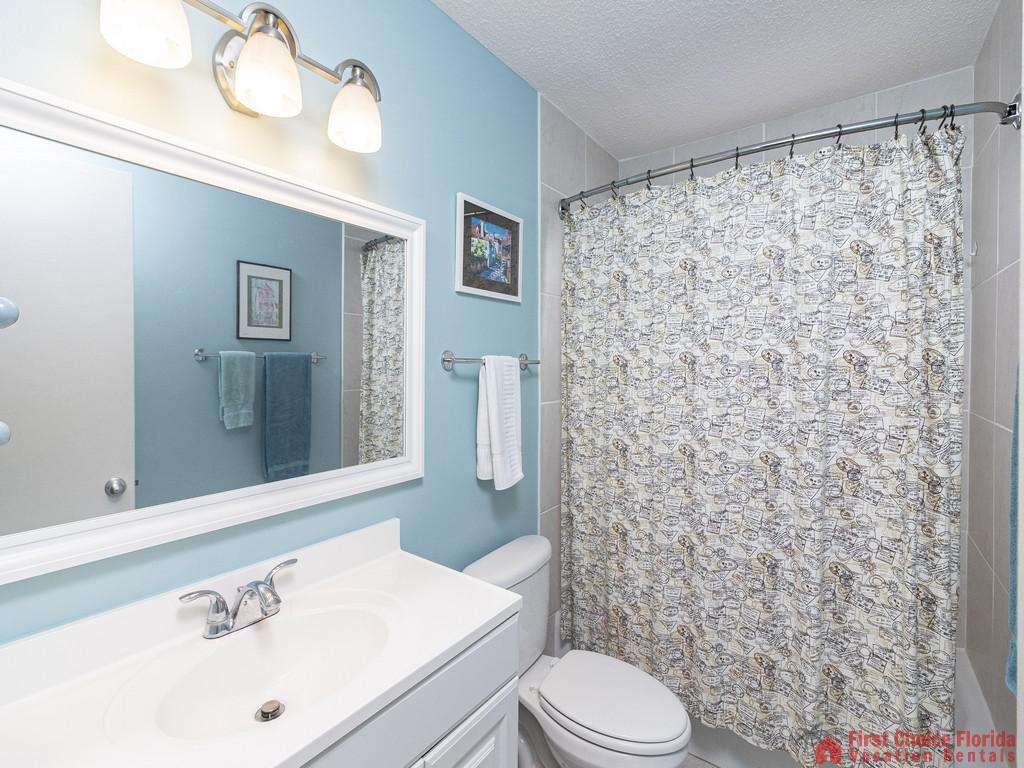 Coastal Cottage B - Second floor Bathroom with Tub/Shower Combo