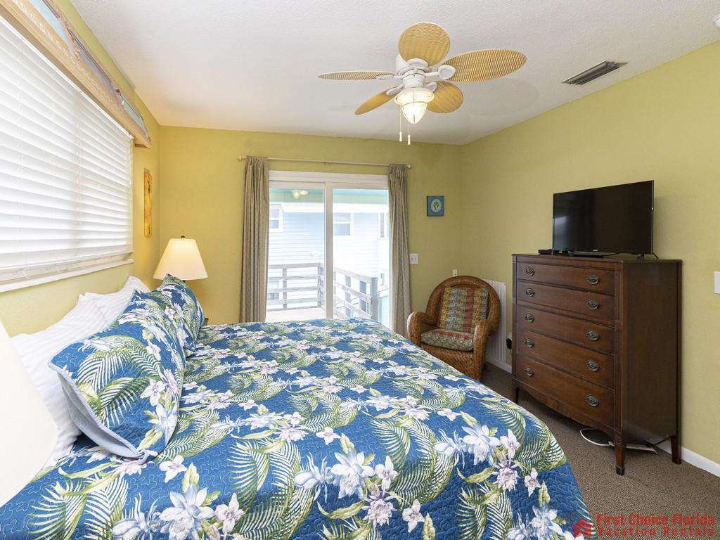 Coastal Cottage B Bed with Television