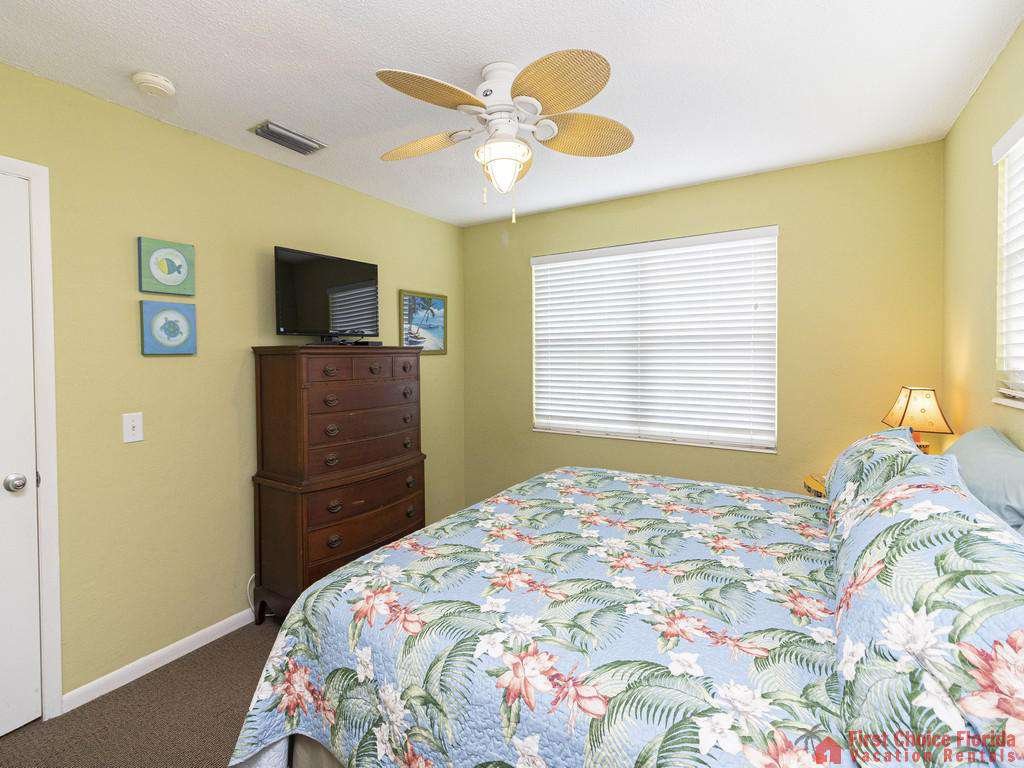 Coastal Cottage B Bed TV and Fan