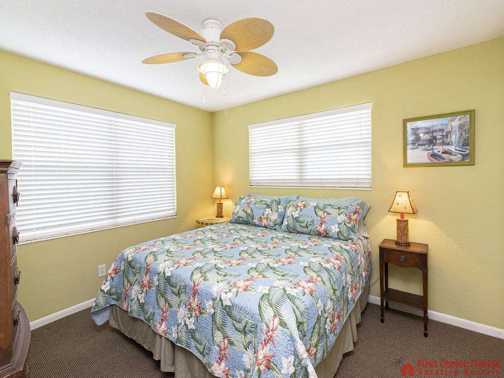 Coastal Cottage B Bed with Lamps
