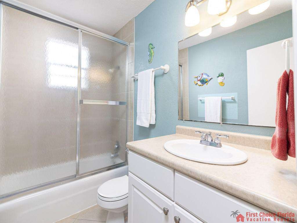 Coastal Cottage A - 2nd floor Bathroom with Shower/Tub Combo