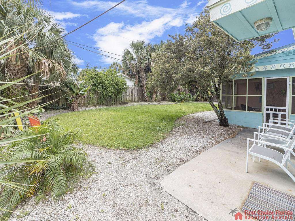 Coastal Cottage A Yard with Landscaping