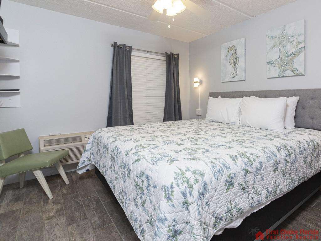 Beachers Lodge 131 Bedroom with Window