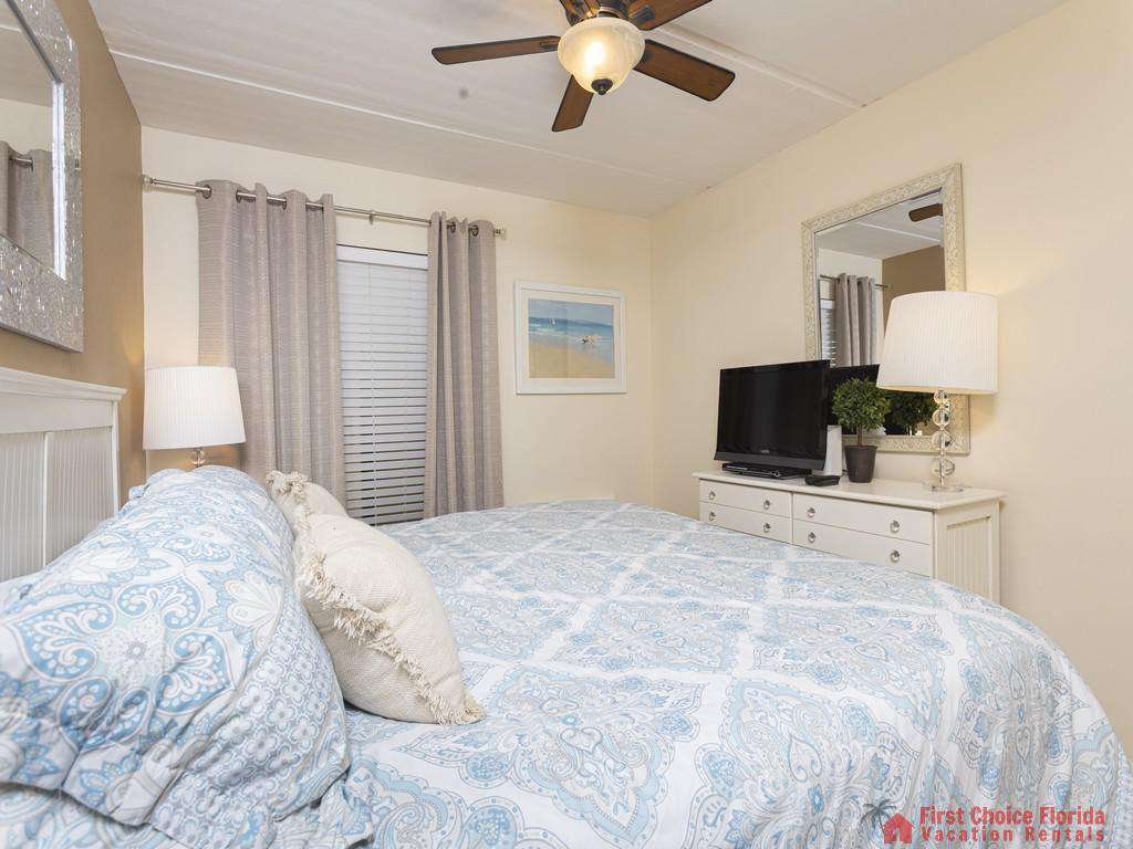 Beachers 232 - Bedroom with TV