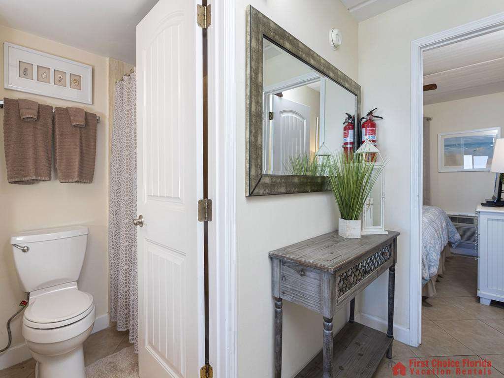 Beachers 232 - Foyer and Bathroom