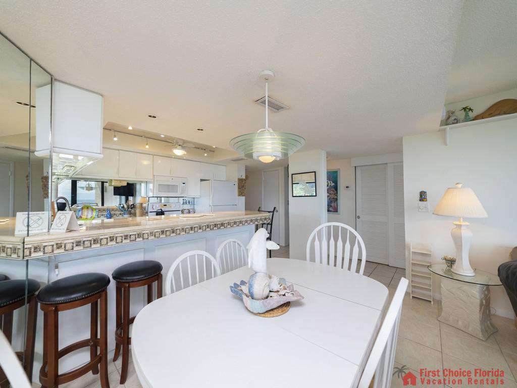 Anastasia Condo - Dining Area/Kitchen
