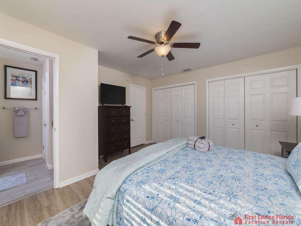 Island Retreat Unit A Bedroom to Bathroom