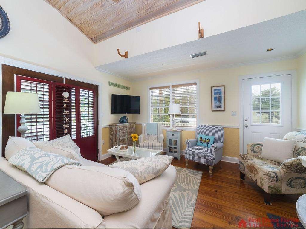 Island Surf Cottage Living Room