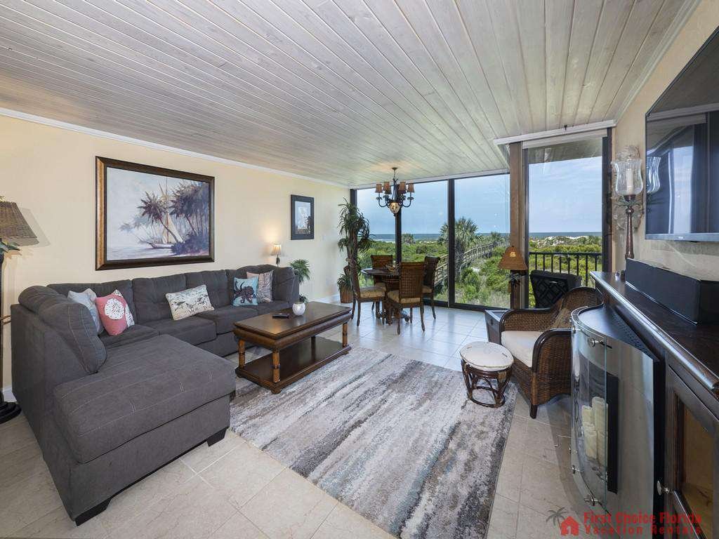 Captains Quarters - Living Room