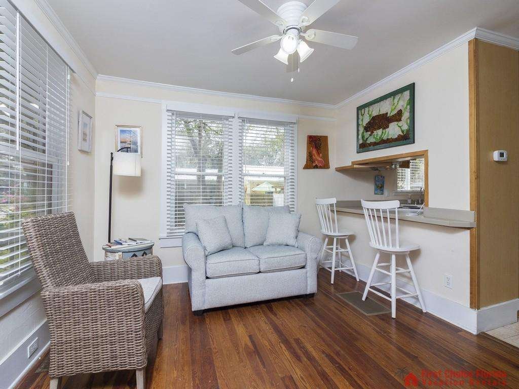 Seahorse Cottage Living Room with Bar Seating