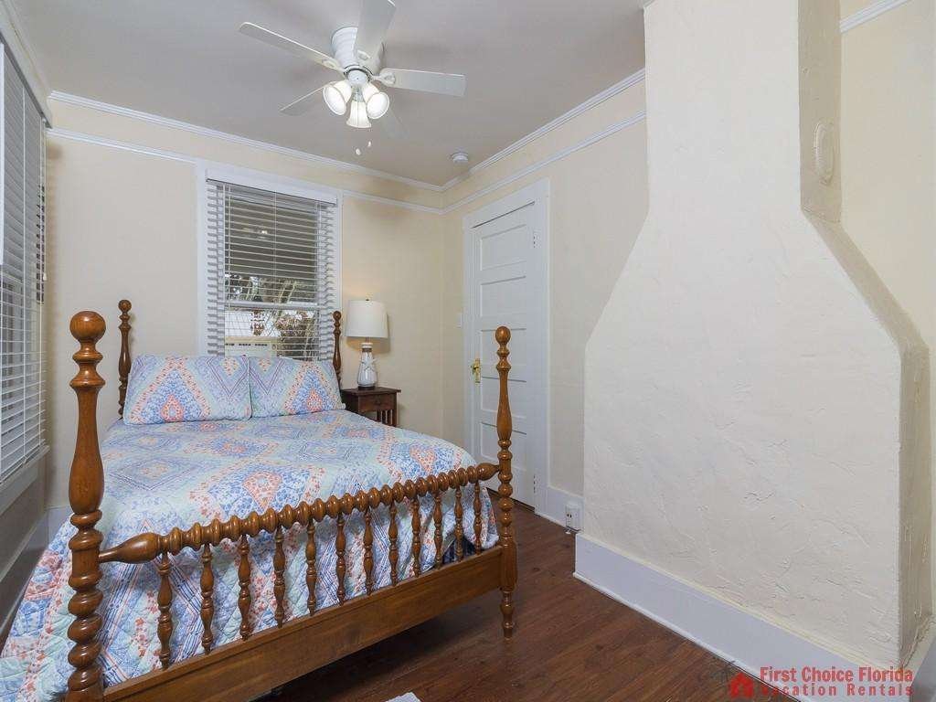 Seahorse Cottage Bedroom with Ceiling Fan